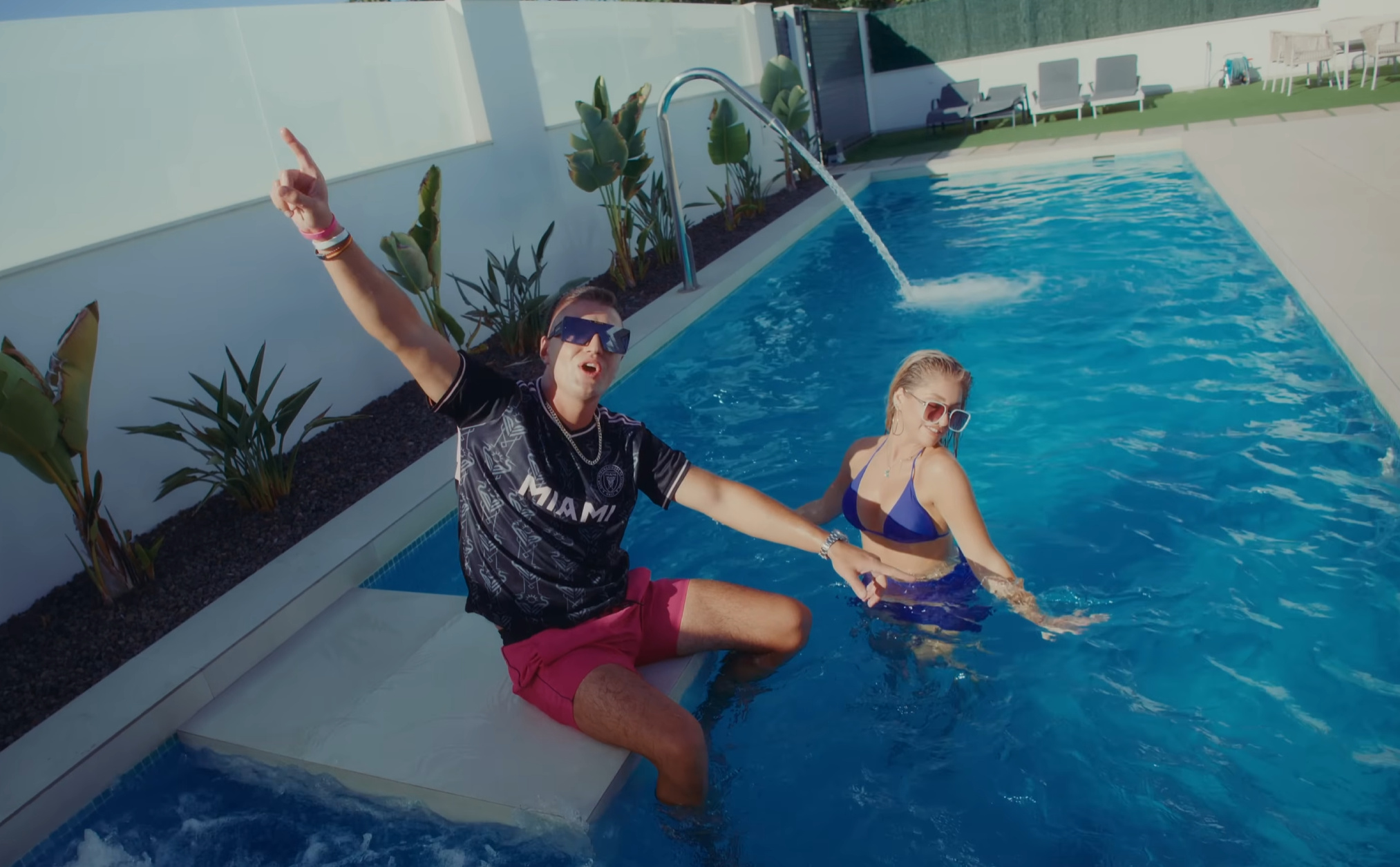 Oskaro zaskakuje nowym brzmieniem. Utwór „Bandito” podbija serca słuchaczy i parkiety w całej Polsce