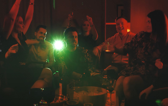 Ostra impreza w branży disco polo! Zobaczcie jak prezentuje się ”Domówka” w wydaniu gwiazdy disco! VIDEO