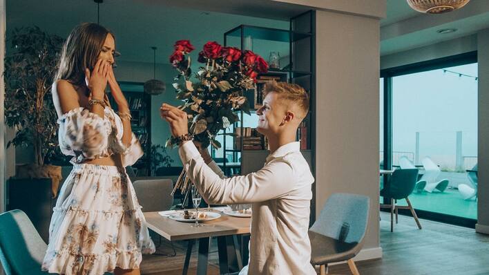 Zwrot akcji na planie teledysku disco polo?! Doszło do oświadczyn! Co na to zaskoczona wokalistka zespołu Szpilki?!