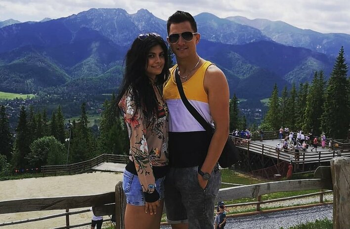 Popularny wokalista disco polo oświadczył się ukochanej! Zamiast pierścionka dał jej gałązkę z drzewa! 