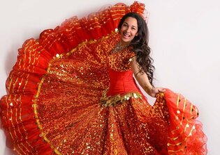 Tajemnica księżniczki cygańskiej piosenki ujawniona! Wiemy, co gwiazda robi z sukniami!