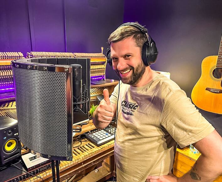 Pan Krewka szykuje muzyczną bombę na lato – nowe numery i teledysk z egzotycznej lokalizacji