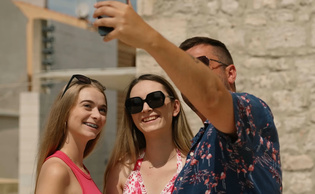 Pan Krewka z nowym hitem! „Różowa sukienka” rozpala emocje i podbija parkiety disco polo