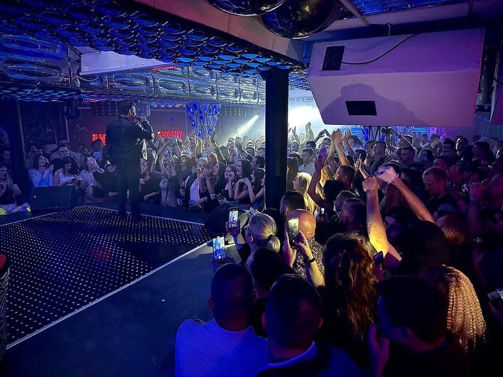 Parkiet znanego klubu zapłonął! Zenon Martyniuk zgromadził pod sceną ogromną publikę! To prawdziwy król disco polo!| VIDEO