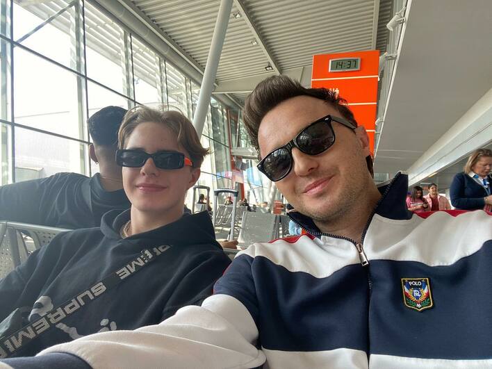 Patryk Pegza (After Party) wraz z synem wyleciał do USA na trasę koncertową! Wyglądają jak bracia?!
