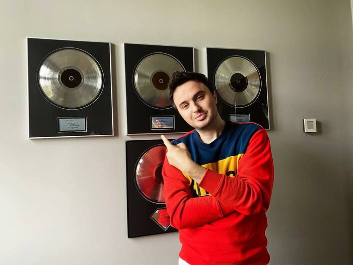 Gwiazdor disco polo kupił psu perukę! Jego bulterier wygląda teraz, jak pudel!