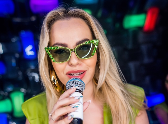 Paula Karpowicz Topky z mocno wyeksponowanym biustem! Tak gwiazda disco polo dba o swój wizerunek! Wygląda przecudownie | ZDJĘCIA