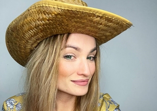 Gwiazda disco polo poczuła lato! Zwiewna koszulka bez stanika! Wokalistka z głębokim dekoltem!