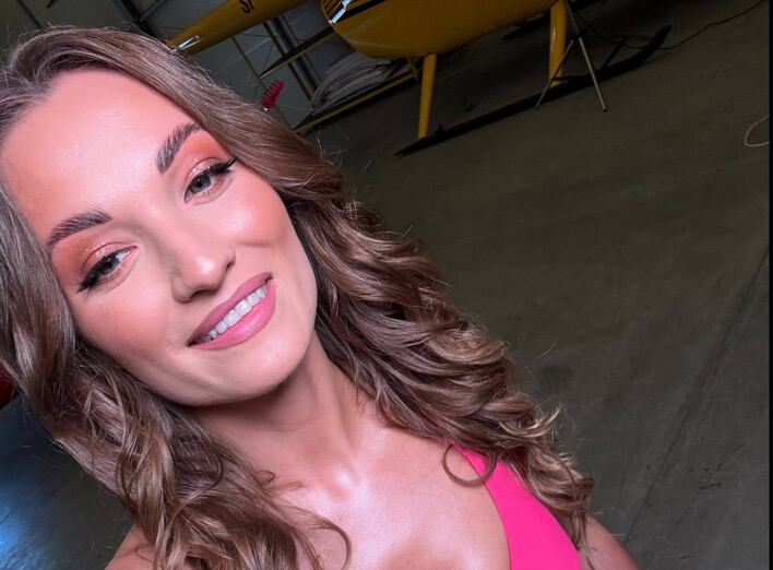 Piękna gwiazda disco polo kusi stylizacją! Dekolt, brzuch i seksowny look