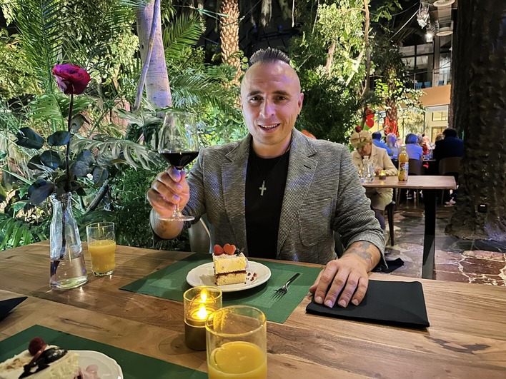 Paweł Dudek Czadoman zaskoczony! Personel hotelu w Warszawie przygotował gwieździe disco polo zaskakującą niespodziankę!