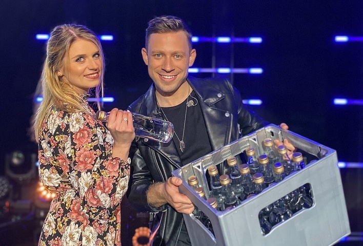 Paweł Jasionowski i Racisova z alkoholem na scenie?! Utwór ”Polej bracie polej” zrobił furorę i rozkręcił imprezę!