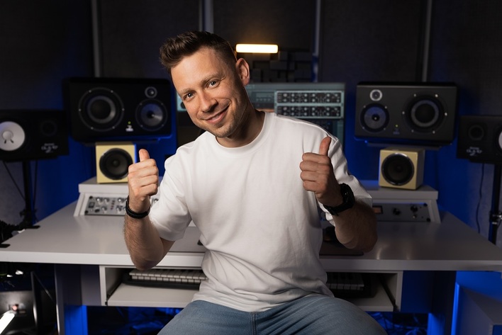 Internauci pod wrażeniem! Znany gwiazdor disco polo Paweł Jasionowski w zaskakującej wersji hitu „Ostatni taniec„!
