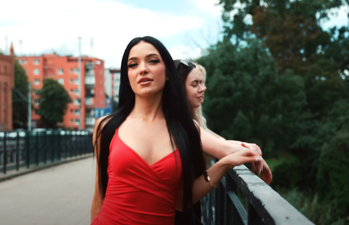 „Perły Ci dam” podbija sieć! Altess zachwyca fanów nowym wokalem i wyjątkowym teledyskiem