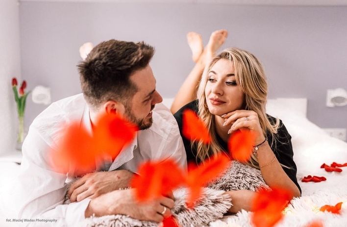 Radosne chwile uwielbianej wokalistki disco polo Małgosi z zespołu Camasutra! Dostała bukiet 50 róż! Fani składają gratulacje! 