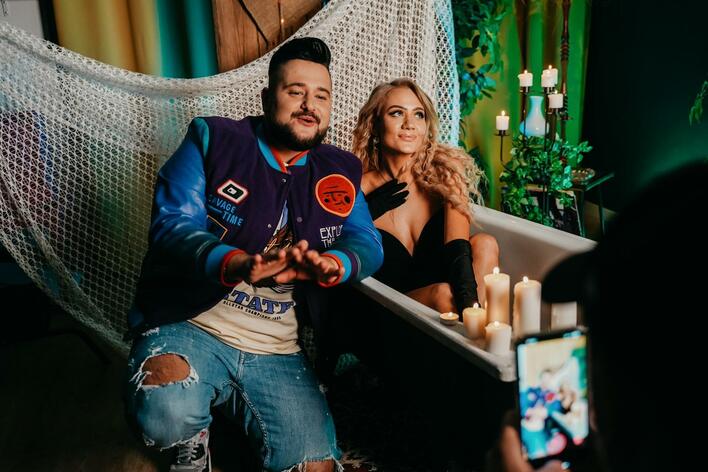 Piękna blondynka u boku Piotra Koczocika?! To znana INFLUENCERKA! Artyści przygotowali nowość pt. „W blasku świec„