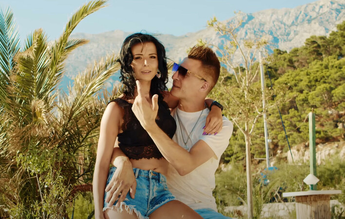 Piękna czarnowłosa kobieta gwiazdą teledysku Carmelovi! Zobaczcie nowość pt. „Nad morzem„. To jest HIT? 