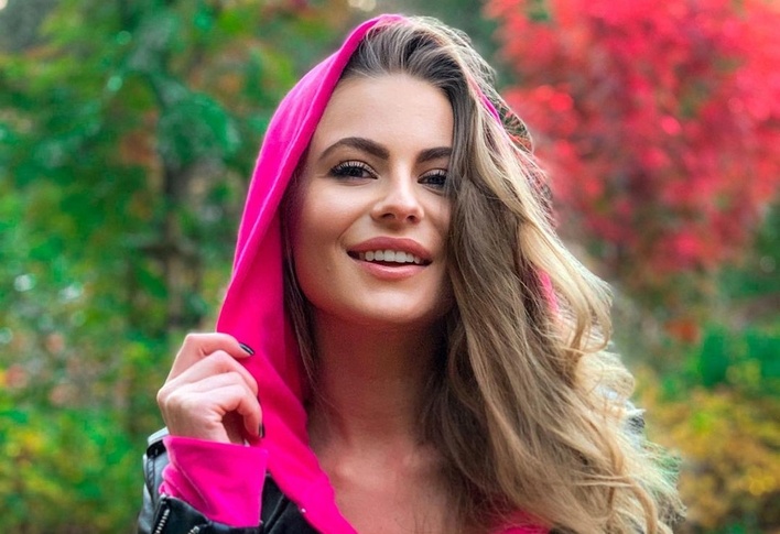 Wokalistka popularnej grupy disco polo kusi podczas jesiennego spaceru! Sesja Marleny (Szpilki) w parku zachwyciła fanów! 