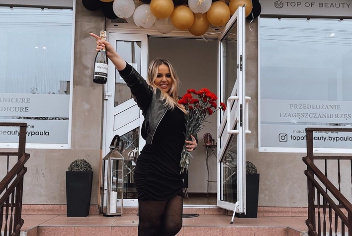 Piękna gwiazda disco polo Paula Karpowicz (Top Girls) otworzyła właśnie własny biznes! Był szampan i kwiaty! 