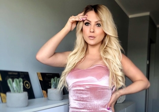 Przepiękna wokalistka disco polo wygląda niezwykle ponętnie! Szpilki podkreślają jej cudowną figurę!