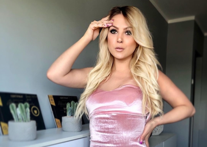 Przepiękna wokalistka disco polo wygląda niezwykle ponętnie! Szpilki podkreślają jej cudowną figurę!