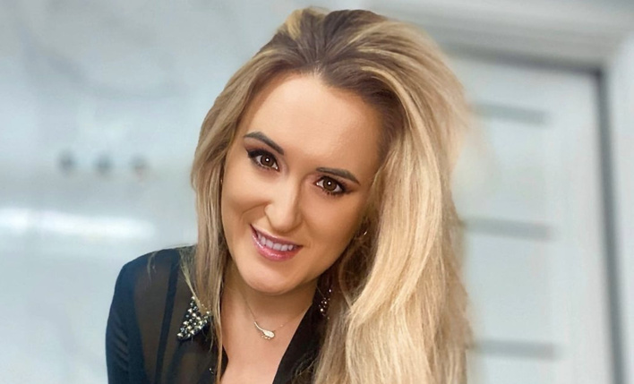 Zdjęcie w skąpym body i szampanem zdradza wszystko! Co świętują?! Wokalistka disco polo zaplanowała wieczór z mężem! [FOTO] 