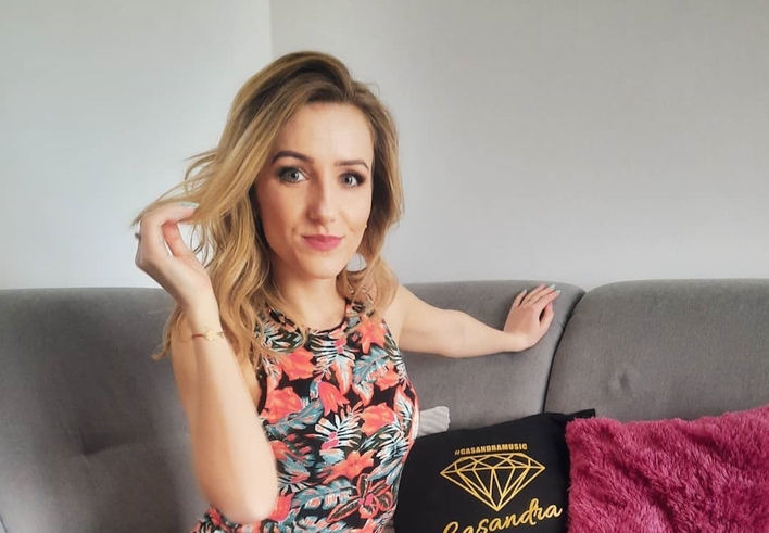 Piękna wokalistka disco polo odsłoniła swoje ciało! Uwagę przykuwa obłędna opalenizna! 