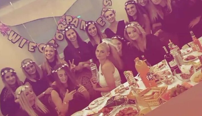 Piękna wokalistka disco polo imprezuje na swoim wieczorze panieńskim!