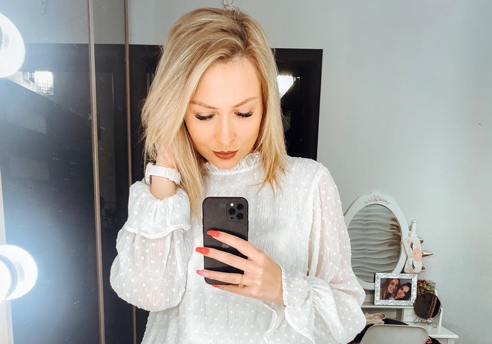 Piękna wokalistka disco polo kusi strojem! Ta różowa sukienka to HIT tego lata?! Wzrok przyciągają jej gustowne szpilki! 