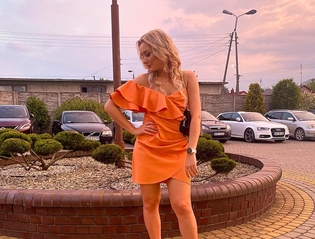 Znana wokalistka disco polo przygotowuje się do ślubu! Uwagę zwraca jej pomarańczowa suknia! 