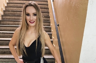 Piękna wokalistka disco polo w kuszącym wydaniu! Artystka odważnie odsłoniła ciało! FOTO