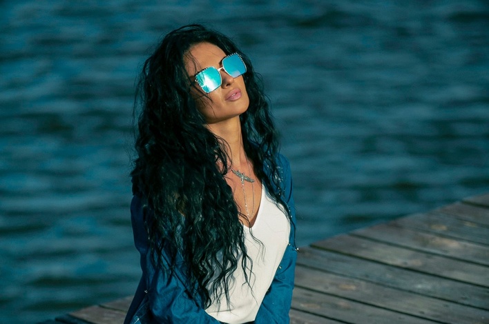 Uwagę zwracają jej zgrabne nogi! Piękna wokalistka disco polo w wiosennej odsłonie! 