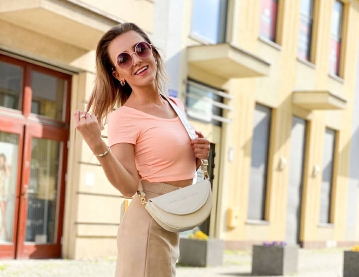 Ten widok zapiera dech w piersiach! Piękna wokalistka disco polo zachwyca swoimi krągłościami! 