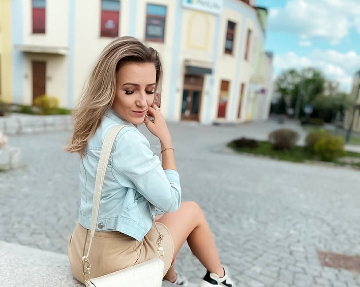 Piękna wokalistka disco polo podkreśliła swoje krągłości! Widok zapiera dech w piersiach! Fani komentują! 