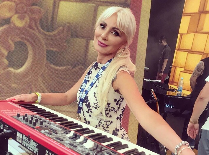 Piękna wokalistka grupy Mejk pokazała zgrabne nogi! Fani disco polo wstrzymali oddech! 