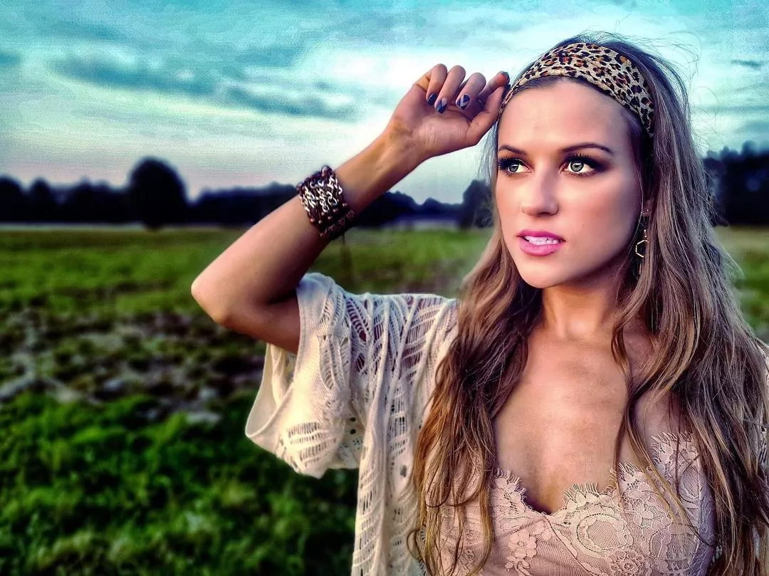 Piękna wokalistka podbija scenę disco polo! To będzie jeden z najgorętszych debiutów tego roku?! 