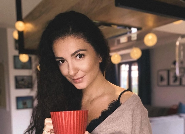 Piękna żona wokalisty Power Play w wiosennym wydaniu! Deni Gazda czaruje burzą loków i cudownym spojrzeniem! Wygląda zjawiskowo!
