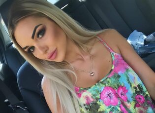 Piekielnie piękna gwiazda disco polo na tle luksusowego auta! Uwagę zwracają jej nogi! 