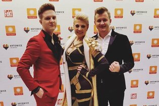 Piękni i Młodzi dali czadu! Zobacz ich występ na Sylwestrowej Mocy Przebojów Polsacie | VIDEO