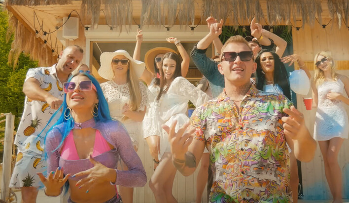 Piękni i Młodzi Dawid Narożny i AGBE rozbili bank! „Ona działa na mnie jak„ to hit, który gwarantuje sukces i fortunę! To najlepszy utwór na YouTube!