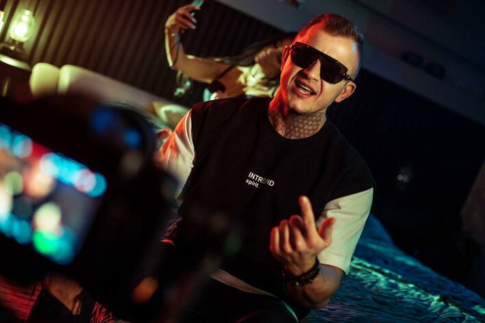 Piękni i Młodzi Dawid Narożny z niezłą sumką na koncie! Gwiazdor spełnia się zawodowo! Kariera mu służy! 