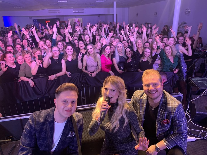 Piękni i Młodzi: Magdalena Narożna rozgrzała kobiece serca na koncercie z okazji dnia kobiet „Kobietki dałyście czadu na maxa„