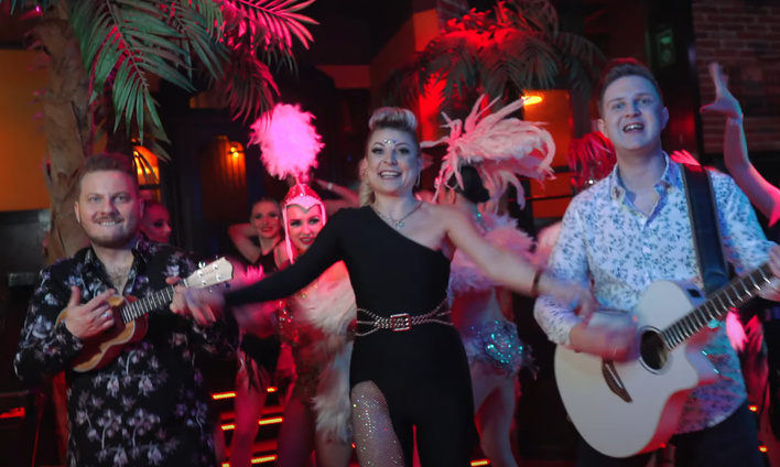 Piękni i Młodzi oraz Magdalena Narożna  pokazali nowość pt. „Gorący Wiatr (Eyo Eyo)„! Letnia premiera podbije rynek disco polo? Fani podzieleni! 