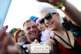 Piękni i Młodzi porwali publiczność! Posłuchaj ich hitu na żywo! | VIDEO | ANKIETA