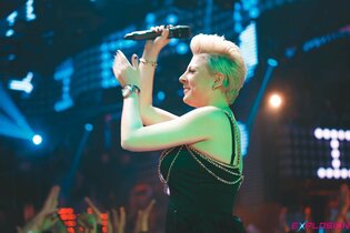 Piękni i Młodzi porwali publiczność! Posłuchaj ich hitu ! | VIDEO