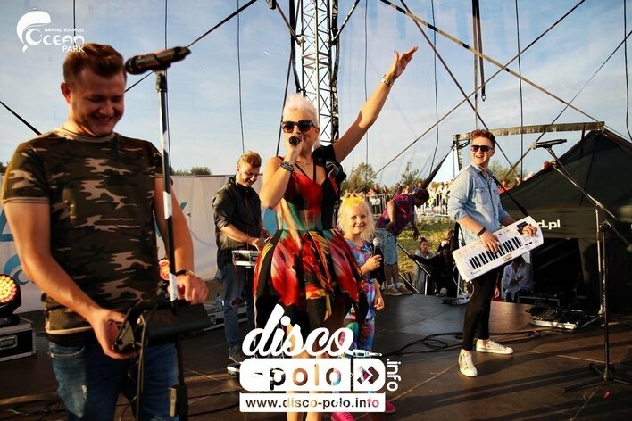 Piękni i Młodzi wspólnie z Gabi zaśpiewali na scenie | VIDEO