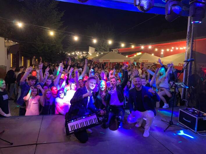 Magda Narożna dała czadu na scenie! Piękni i Młodzi zagrali pierwszy koncert z publicznością! Zobaczcie VIDEO