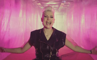 Piękni i Młodzi zmiażdżą konkurencje?! W sieci pojawił się ich nowy klip "Nie mów że" | VIDEO