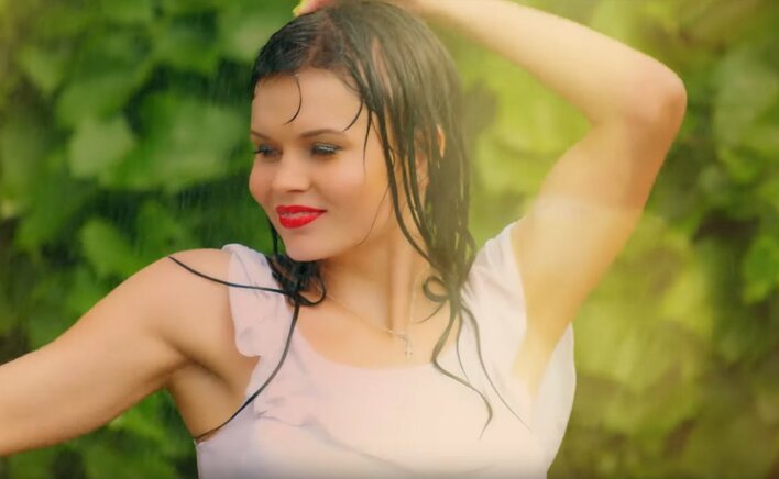 Piękny świat - nowość o dziewczynie tańczącej w deszczu nowym hitem disco polo?!