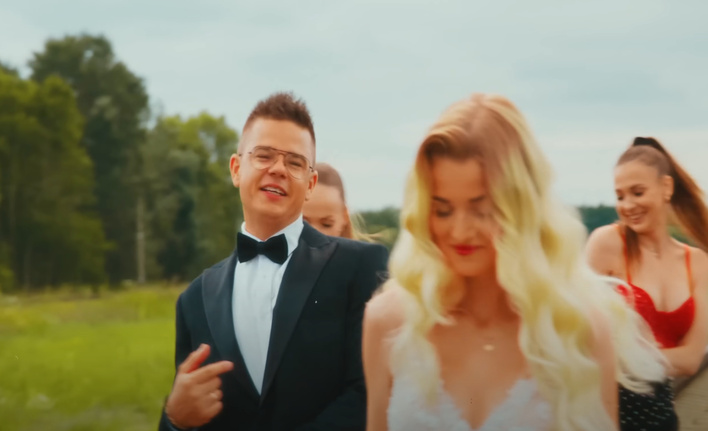 „Pierwszy Raz” od MASSiVE już hitem internetu. Romantyczny singiel zdobywa tysiące odtworzeń