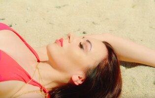 Pikantna nowość w disco polo! Ponętna wokalistka w dwuznacznych pozycjach 